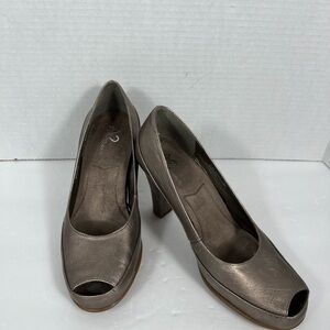 A2 by Aerosoles Big Ben Pewter Peep Toe Pumps Womens 5.5M Classic Modern Heels